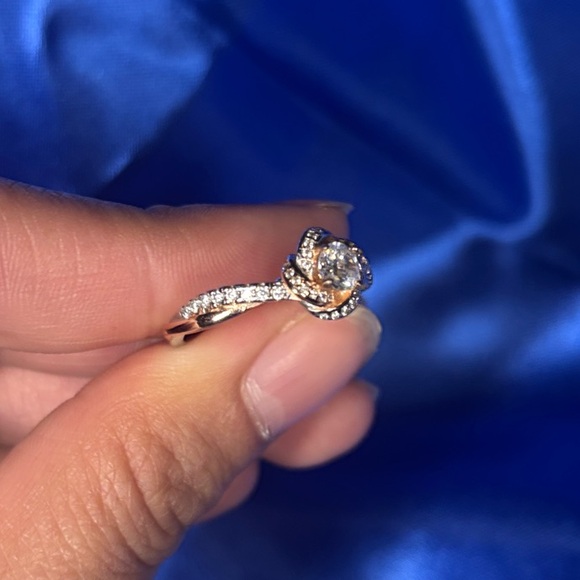 Elegant Silver and Gold Women's Ring - Picture 3 of 4